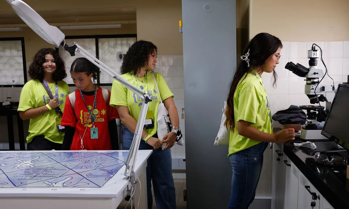 fiocruz inspira 150 meninas a seguir carreira científica no dia da mulher na ciência