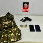 polícia militar prende jovem ligado a facção do rio de janeiro em bayeux com arma e roupa camuflada