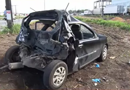 homem fica preso às ferragens após carro ser esmagado por ônibus em colisão violenta na br 101, em joão pessoa