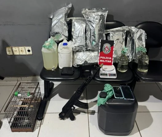 polícia militar de cuité apreende drogas e simulacro de fuzil após flagrar pássaro em gaiola: suspeitos detidos