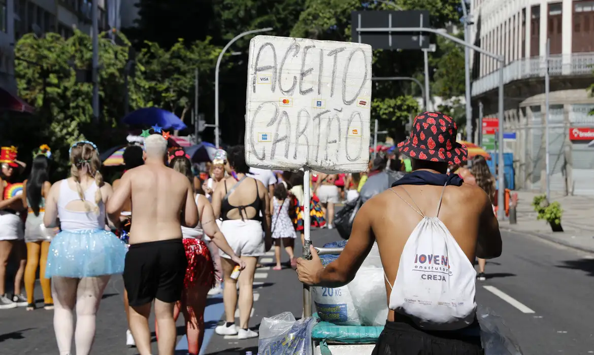 mei para ambulantes dispara 45% em 2 anos, impulsionando a economia do carnaval
