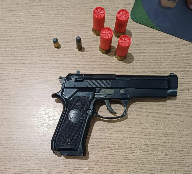 homem preso no araxá, campina grande: arma falsa e munições apreendidas em residência