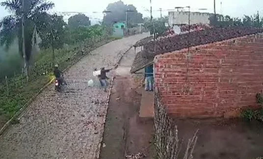 homem é baleado 7 vezes em areia, pb, e estado é grave após ataque a tiros; câmeras flagram ação criminosa
