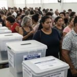 Urna eletrônica brasileira em um local de votação