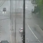 Céu escuro com chuva intensa sobre cidade paraibana.