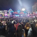 Palco de evento de São João em Campina Grande, decorado e iluminado.