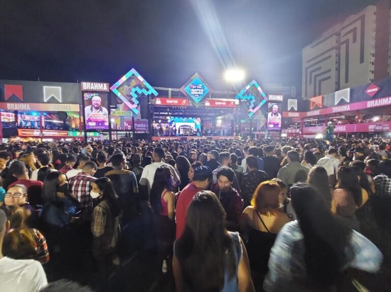 Palco de evento de São João em Campina Grande, decorado e iluminado.