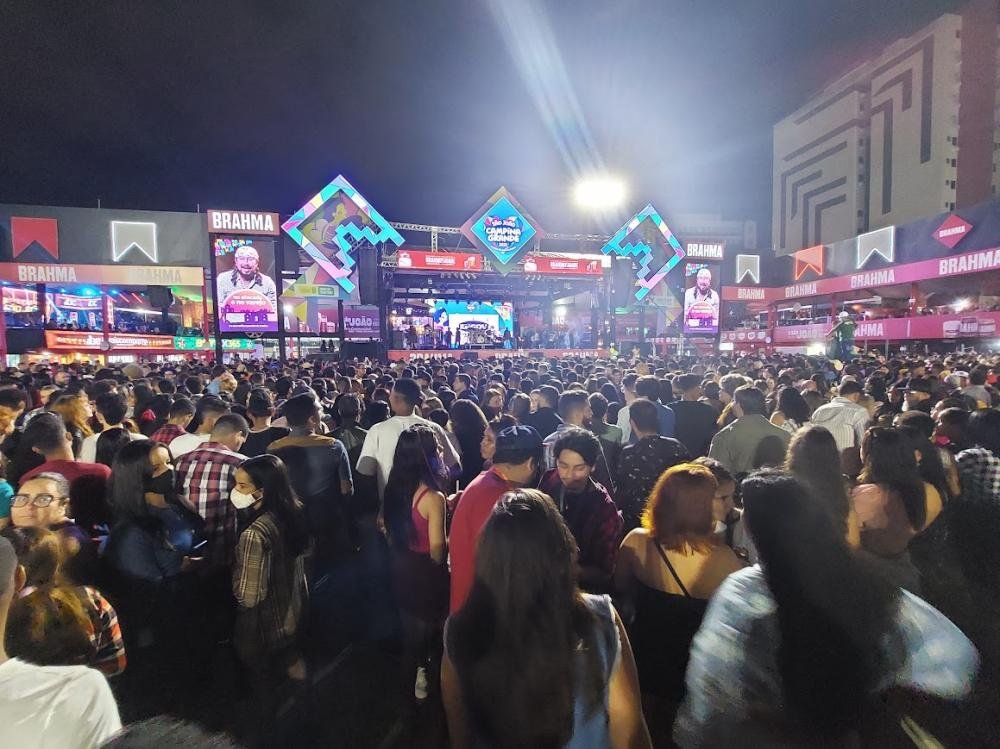 Palco de evento de São João em Campina Grande, decorado e iluminado.
