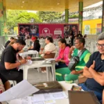 Casal sorridente em cerimônia de casamento coletivo em Campina Grande