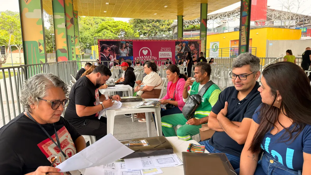 Casal sorridente em cerimônia de casamento coletivo em Campina Grande