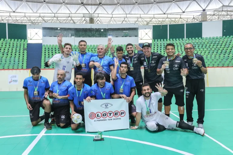 Jogador de futebol para deficientes visuais em ação durante o Regional Nordeste em Campina Grande