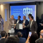 Robô cirúrgico moderno em sala de operação com equipe médica