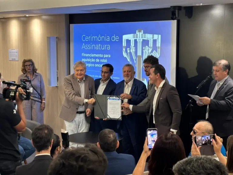 Robô cirúrgico moderno em sala de operação com equipe médica