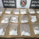 Policiais militares exibem um quilo de cocaína apreendido escondido em laje de prédio em João Pessoa.