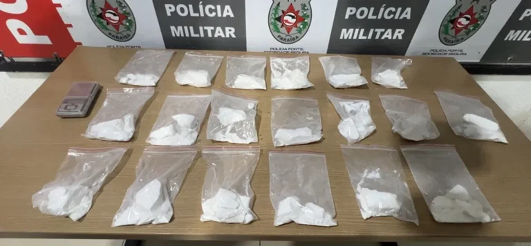 Policiais militares exibem um quilo de cocaína apreendido escondido em laje de prédio em João Pessoa.