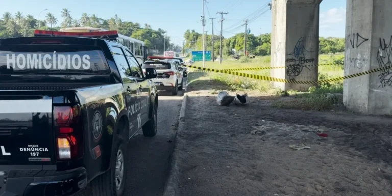 Cena de crime sob um viaduto em João Pessoa onde um corpo esquartejado foi encontrado em sacos.