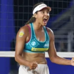 Jogadoras de vôlei de praia Duda e Ana Patrícia comemorando um ponto durante a partida no Elite 16 de João Pessoa.