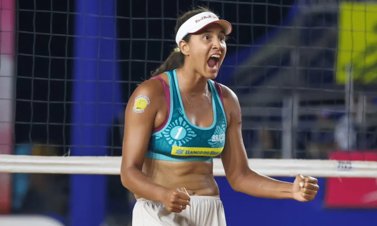 Jogadoras de vôlei de praia Duda e Ana Patrícia comemorando um ponto durante a partida no Elite 16 de João Pessoa.