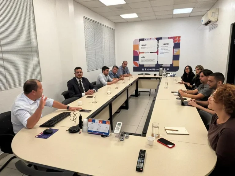 Representantes de pré-candidatos se reúnem com executivos da Rede Paraíba para discutir calendário eleitoral de 2026.