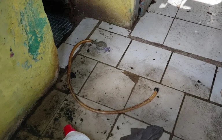 Casa destruída por incêndio após explosão de gás em João Pessoa