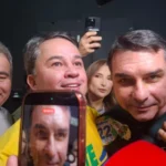 Flávio Bolsonaro e Efraim Filho em evento político na Paraíba