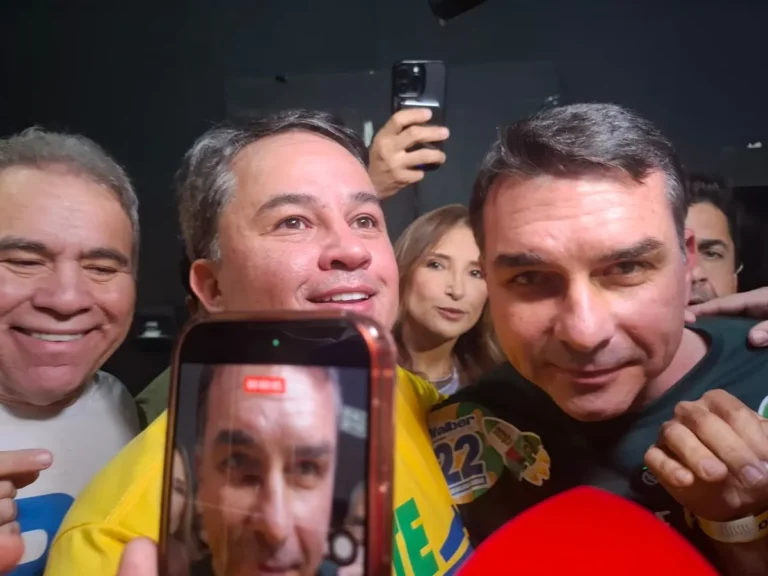 Flávio Bolsonaro e Efraim Filho em evento político na Paraíba