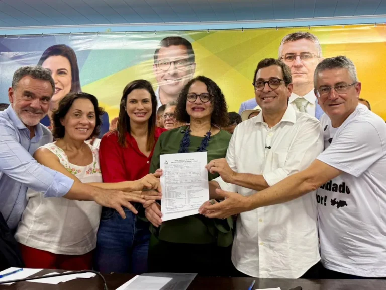 Deputado federal Gervásio Maia em evento de filiação ao PCdoB na Paraíba, rodeado por prefeitos e lideranças.