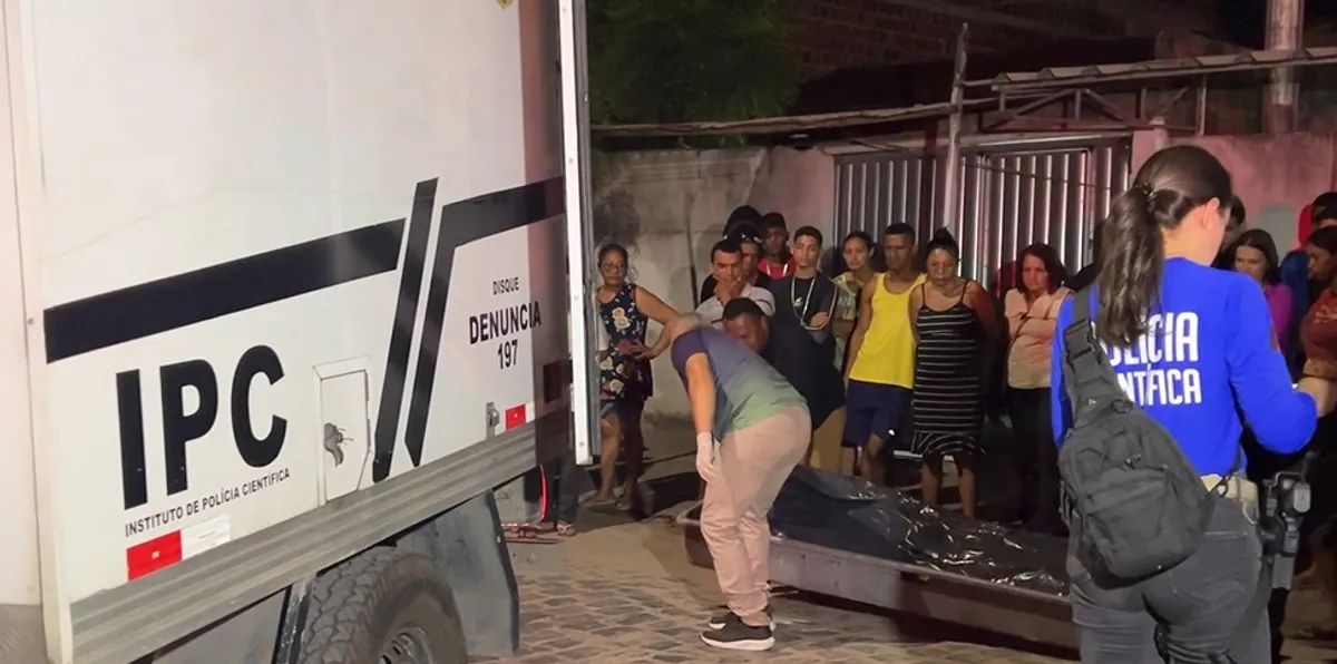 Cena de acidente de trânsito com moto e caminhão em João Pessoa