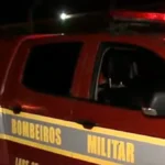 Depósito de paletes em chamas na BR-101, João Pessoa, com bombeiros combatendo o fogo.