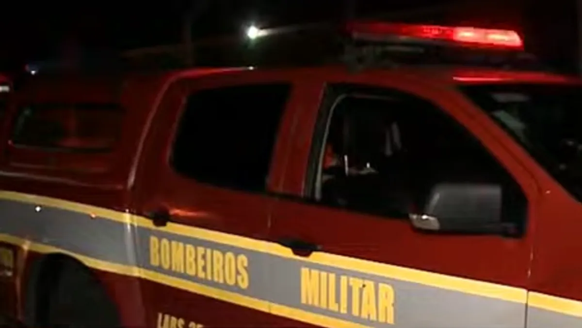 Depósito de paletes em chamas na BR-101, João Pessoa, com bombeiros combatendo o fogo.