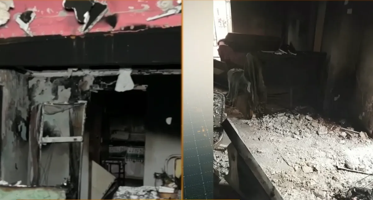 Casa destruída por incêndio em João Pessoa, com destroços e fumaça visíveis.