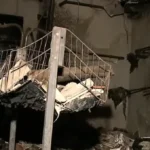 Incêndio em loja de roupas em João Pessoa com fumaça e bombeiros combatendo as chamas.