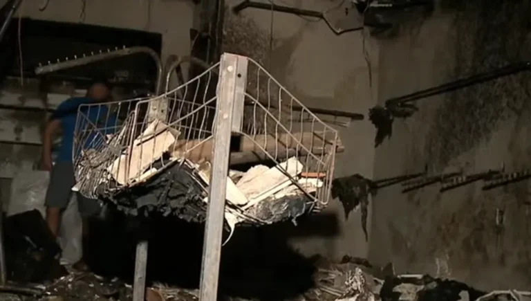 Incêndio em loja de roupas em João Pessoa com fumaça e bombeiros combatendo as chamas.