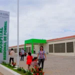 Equipe da Vigilância Sanitária inspeciona cozinha de pizzaria após surto de intoxicação alimentar em Pombal, Paraíba.