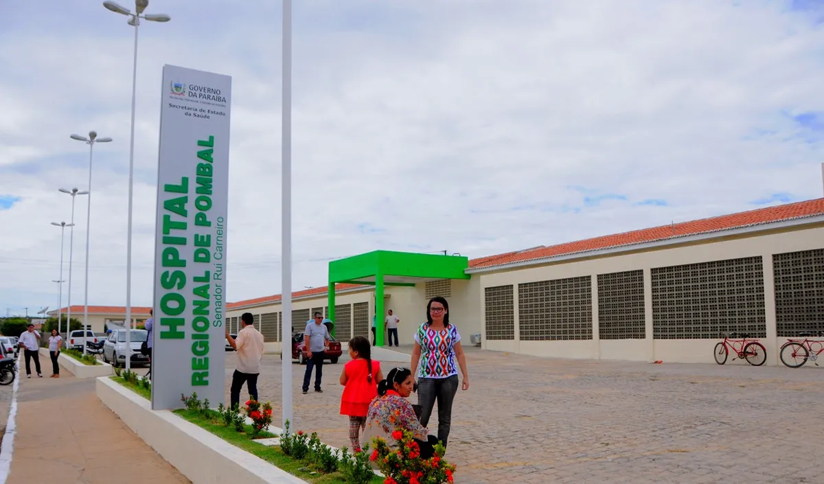 Equipe da Vigilância Sanitária inspeciona cozinha de pizzaria após surto de intoxicação alimentar em Pombal, Paraíba.