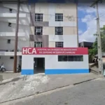 Médica examina bebê em UTI pediátrica