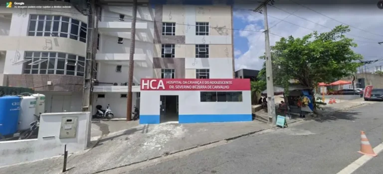 Médica examina bebê em UTI pediátrica