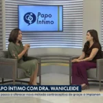 Médica examinando braço de paciente em unidade de saúde pública