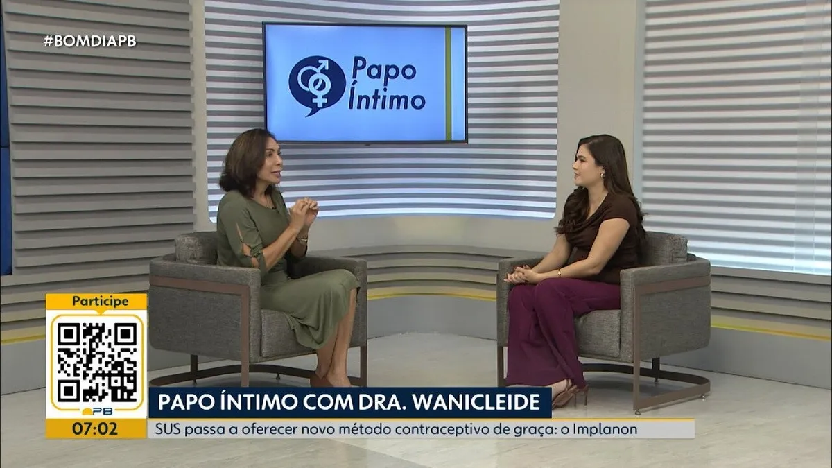 Médica examinando braço de paciente em unidade de saúde pública