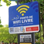 Pessoas utilizando pontos de internet gratuita em praça pública de João Pessoa
