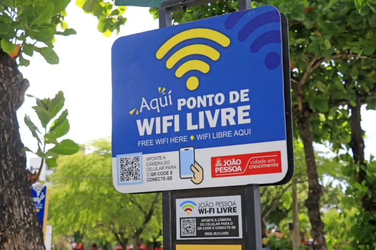 Pessoas utilizando pontos de internet gratuita em praça pública de João Pessoa