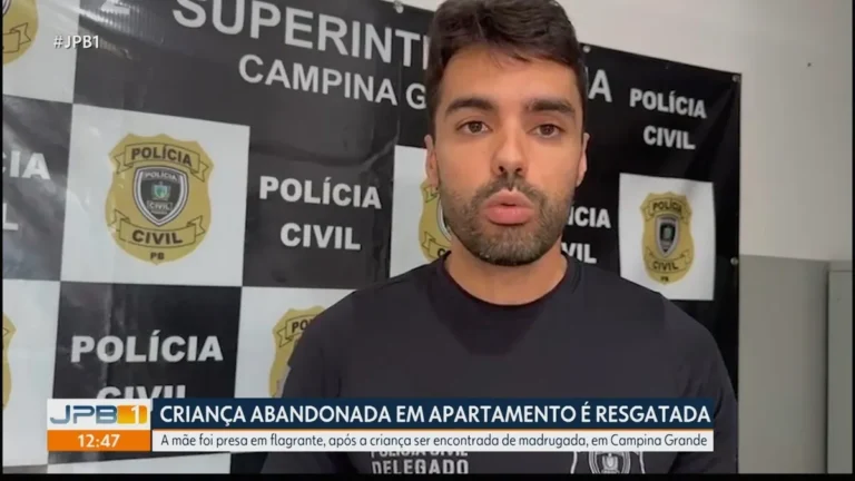 Viatura policial e equipe do Conselho Tutelar em frente a prédio residencial em Campina Grande