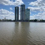 Quiosques do Açude Velho em Campina Grande com água visivelmente poluída por esgoto.