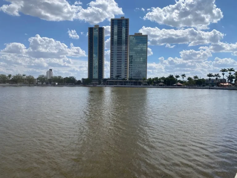 Quiosques do Açude Velho em Campina Grande com água visivelmente poluída por esgoto.