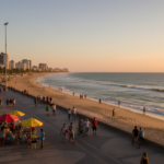 Orla da praia de Tambaú em João Pessoa, com mar azul e céu limpo.