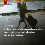 Rua escura em João Pessoa onde corpo foi encontrado carbonizado, com foco em atmosfera sombria e investigativa.