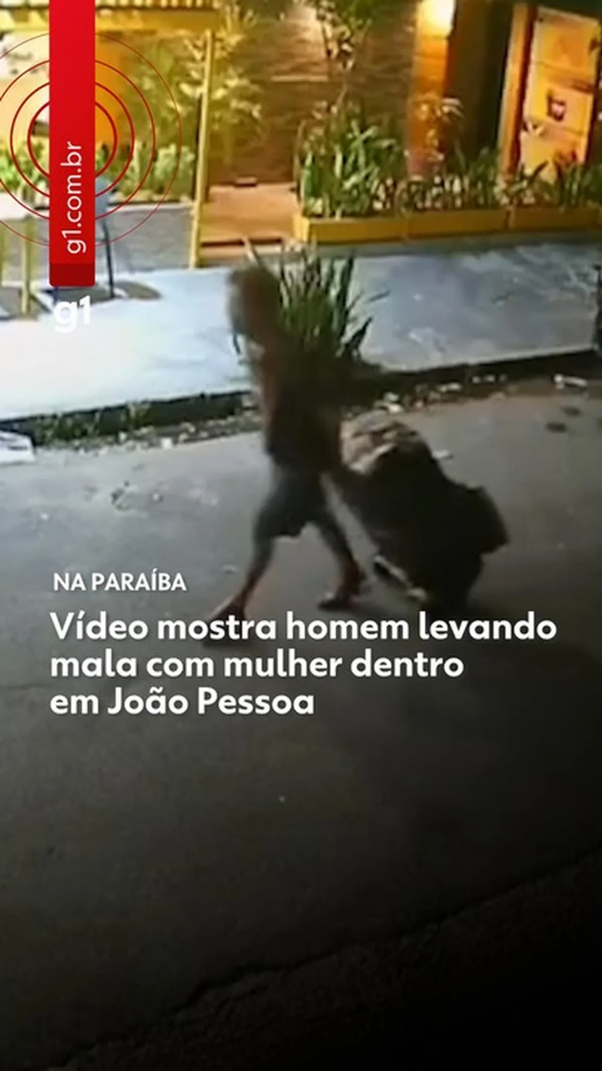 Rua escura em João Pessoa onde corpo foi encontrado carbonizado, com foco em atmosfera sombria e investigativa.