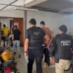 Policiais civis em operação em bairro de João Pessoa