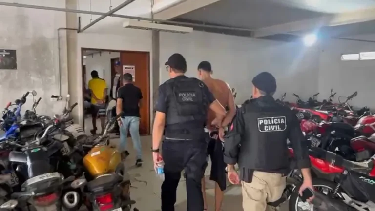 Policiais civis em operação em bairro de João Pessoa