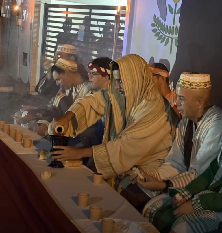 Encenação da Paixão de Cristo em bairro popular de João Pessoa com atores e público envolvido na cena.